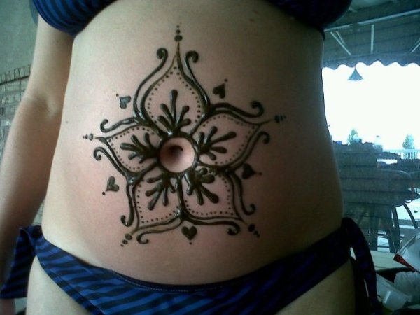 Тату хной на пупке