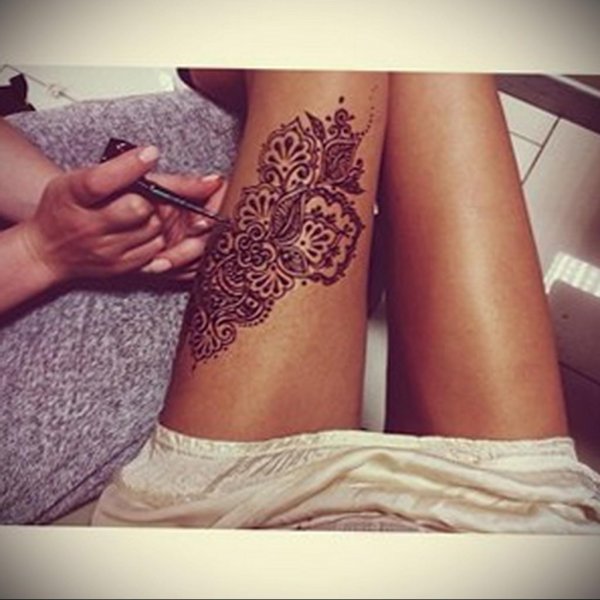 Тату хной на ляжке