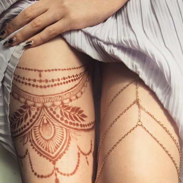 Мехенди на бедре