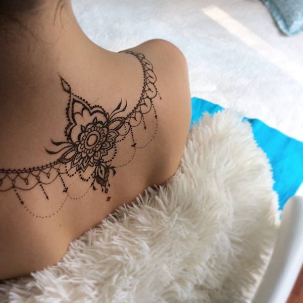 Мехенди на пояснице хной