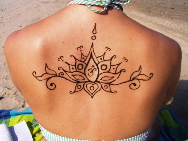 Лотос мехенди на спине
