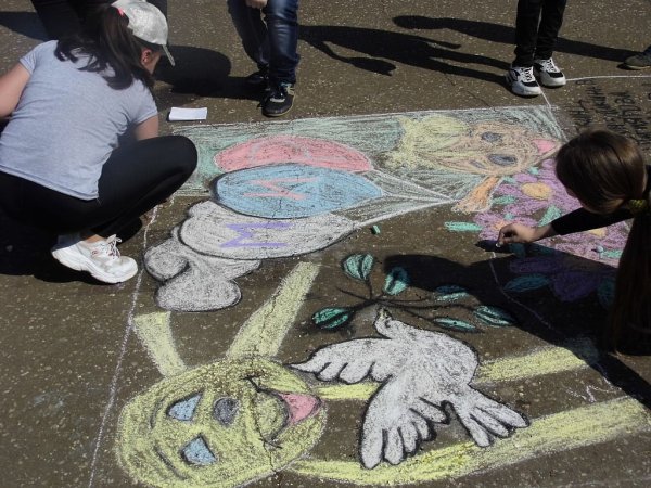 Рисунок на асфальте мир