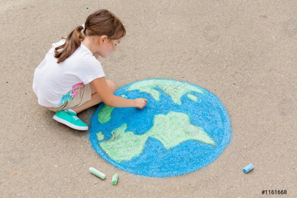 Дети рисуют мелками планету