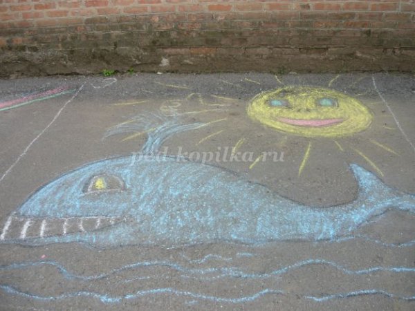 Дельфин мелками на асфальте