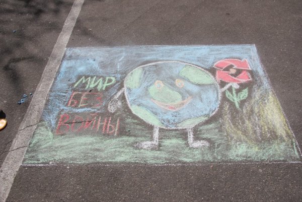 Самолет мелками на асфальте