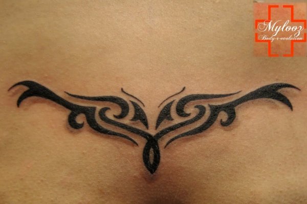 Тату трайбл на пояснице женские