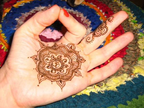 Мехенди на руке символы