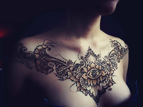 Тату хной на груди