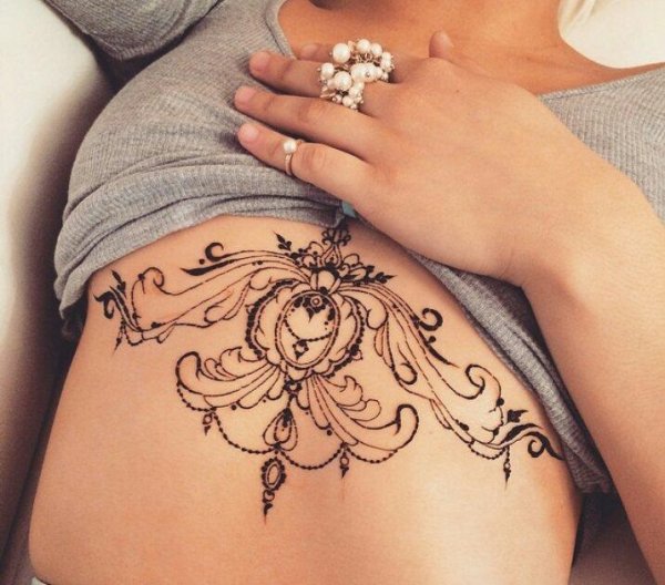 Тату хной на животе