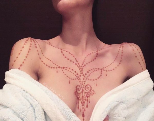 Мехенди на декольте