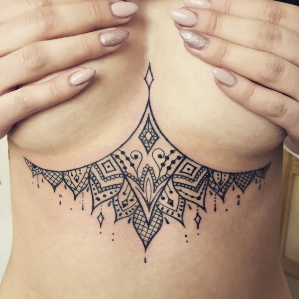 Тату кружево под грудью