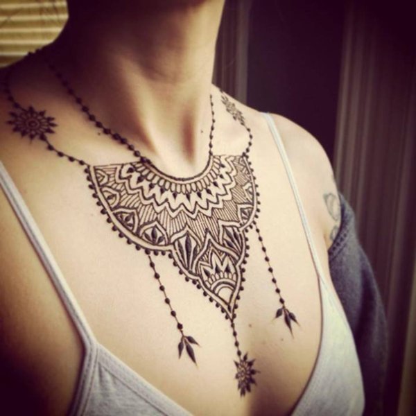 Мехенди на шее