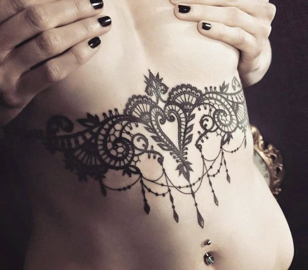 Тату кружева под грудью
