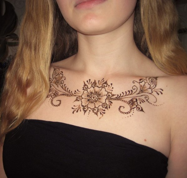 Узоры хной на груди