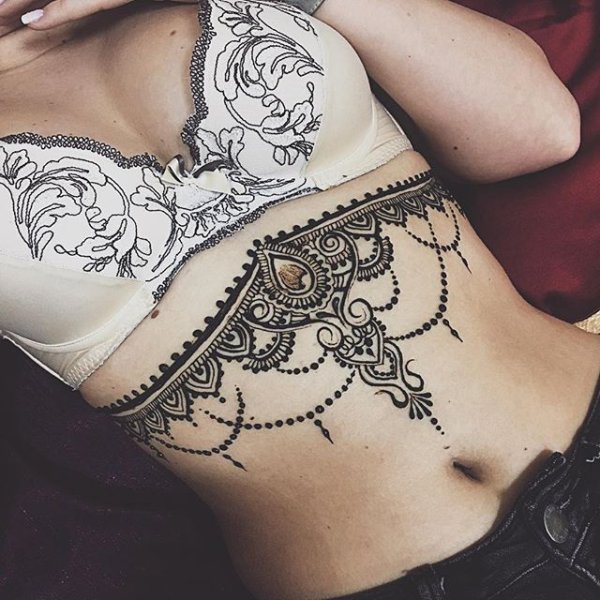 Тату хной на теле