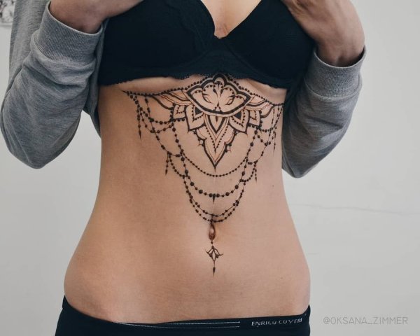 Мехенди под грудиной