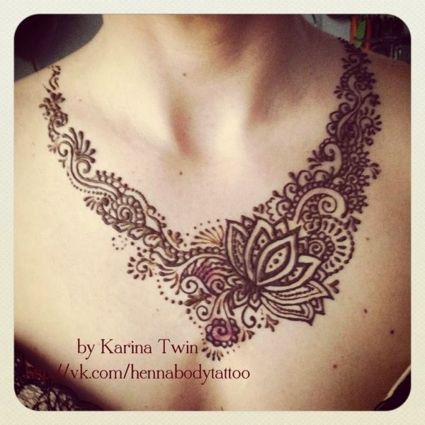 Узоры хной на груди