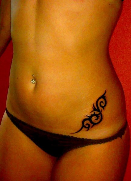Тату внизу живота