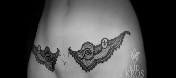 Тату кружево на животе