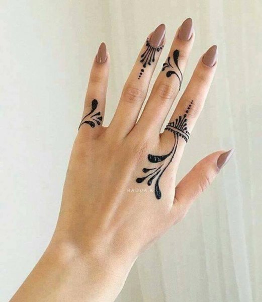 Мехенди на пальцах