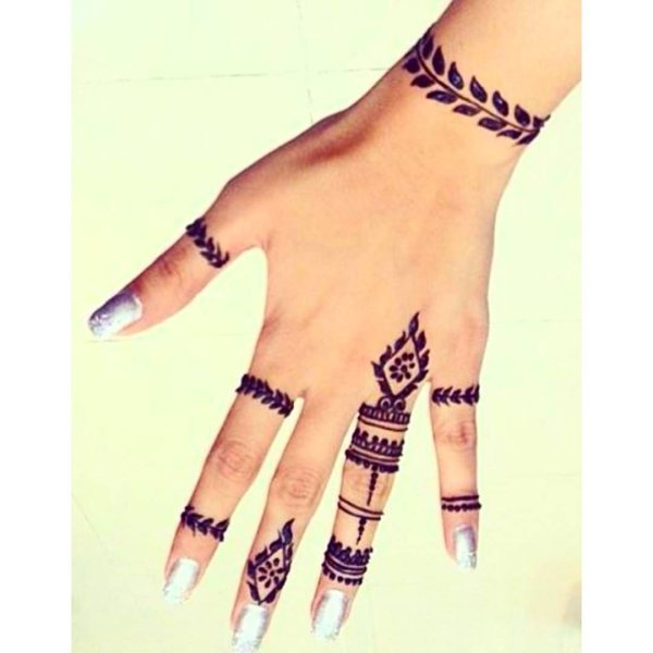 Мехенди на пальцах рук