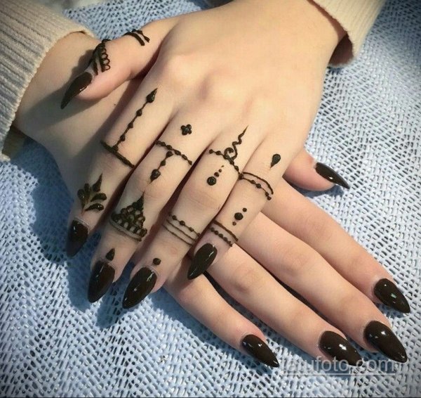 Тату хной на пальцах