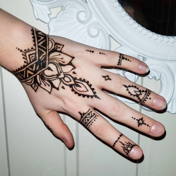 Мехенди на тыльной стороне руки