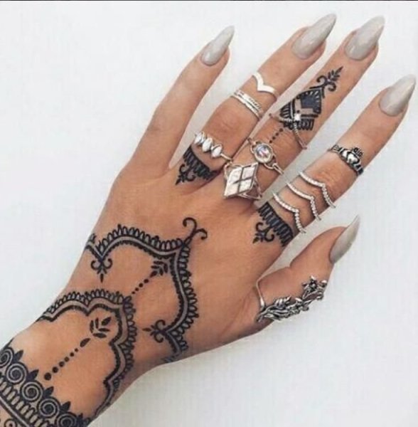 Мехенди на пальцах