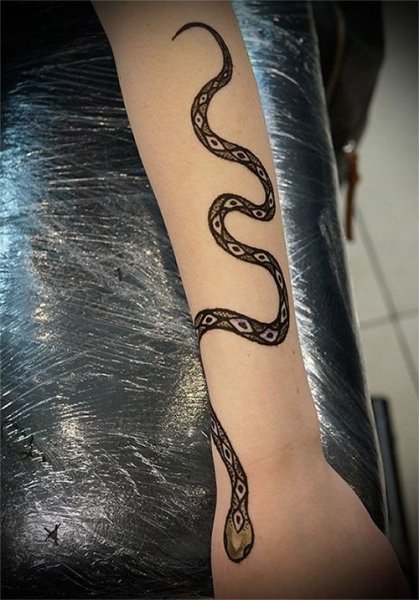 Тату хной змея на руке