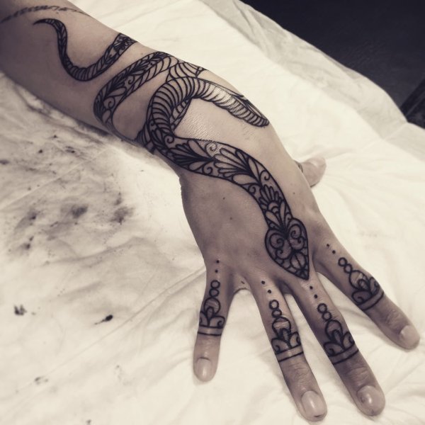 Тату хной змея на руке