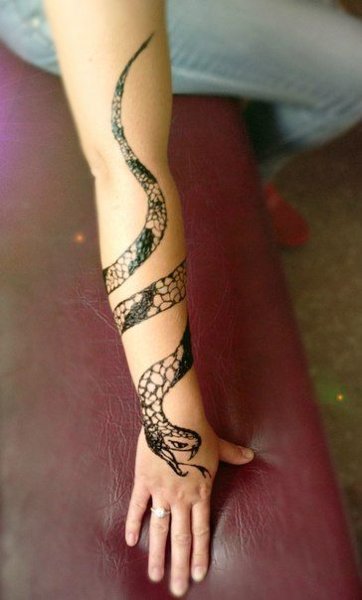 Тату хной змея