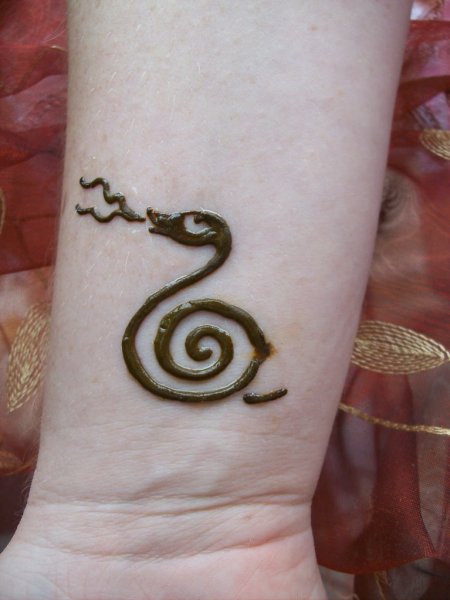 Мехенди змея