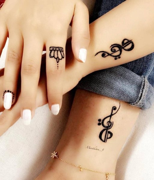 Красивые надписи хной на руке