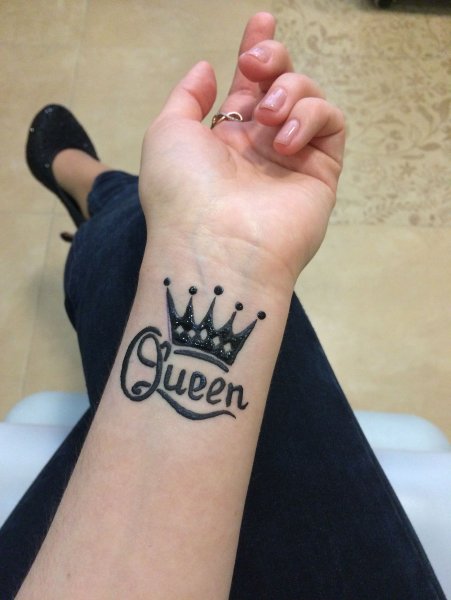 Надписи хной на руке