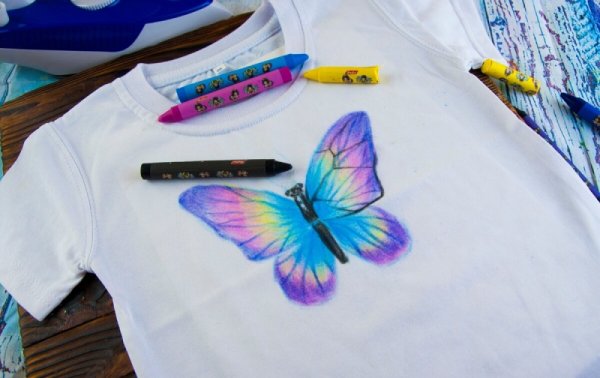 Восковыми мелками на ткани