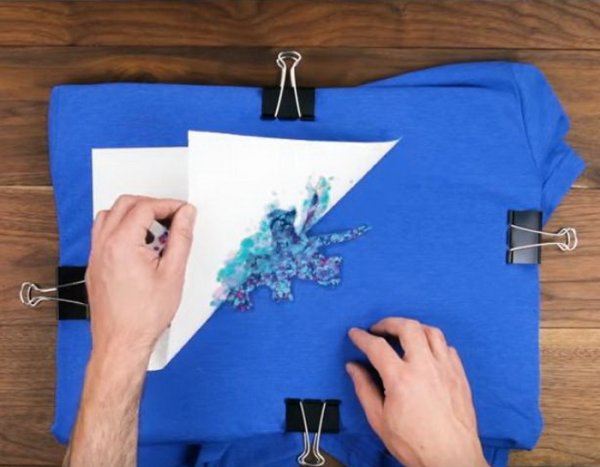 Восковыми мелками на ткани