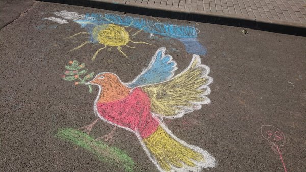 Рисуют красными мелками