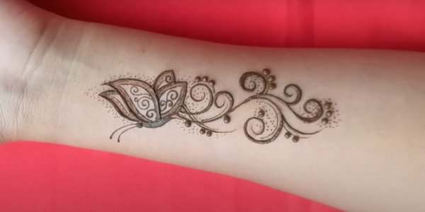 Тату хной на руке легкие бабочки