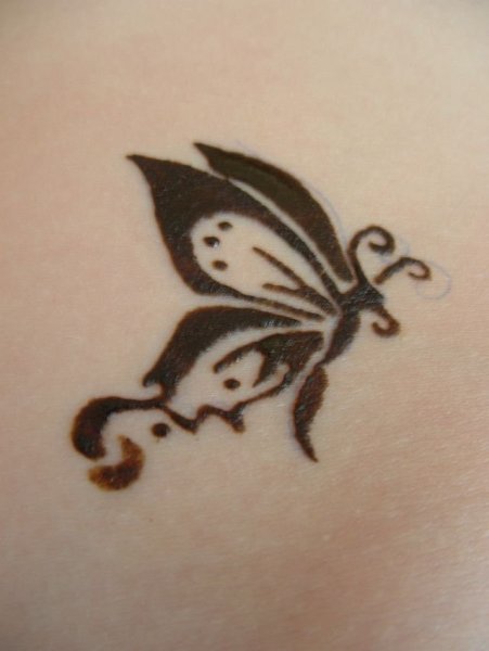 Тату хной бабочка