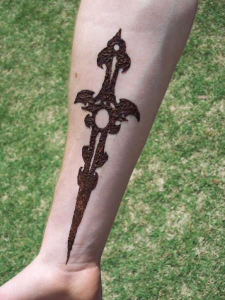 Маленькая тату для мальчика хной