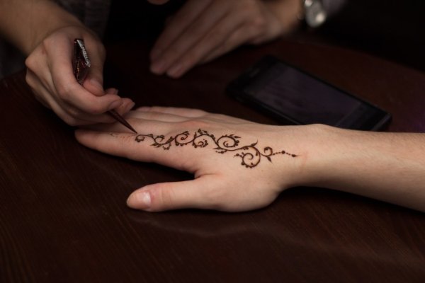 Красивые надписи хной на руке