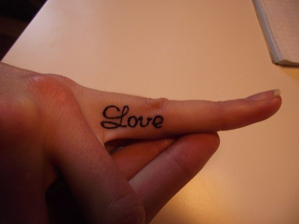 Красивые надписи хной на руке