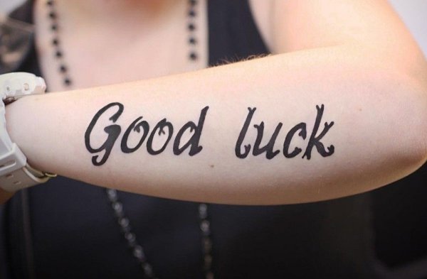 Мехенди на руке надпись