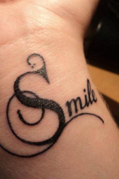 Буквы хной на руке