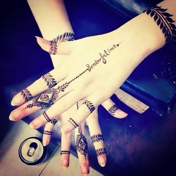 Надписи хной на руке