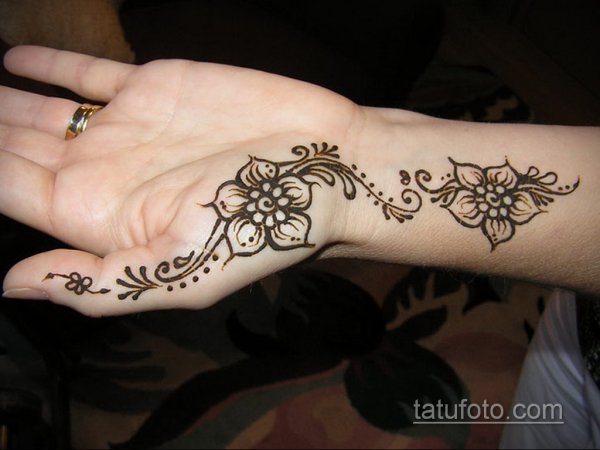 Тату хной на запястье
