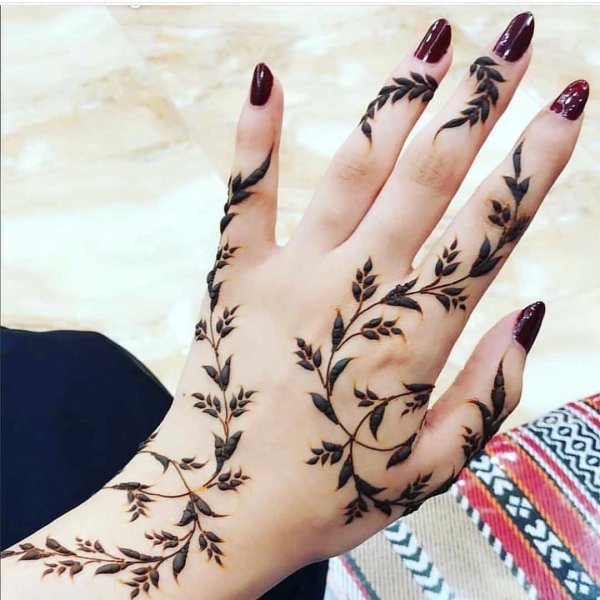 Мехенди на руке листья