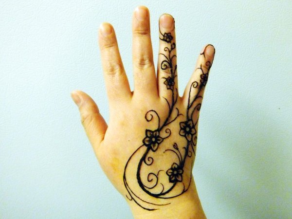 Хина на руках лёгкие