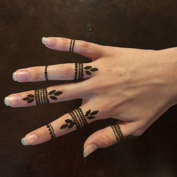 Мехенди на пальцах