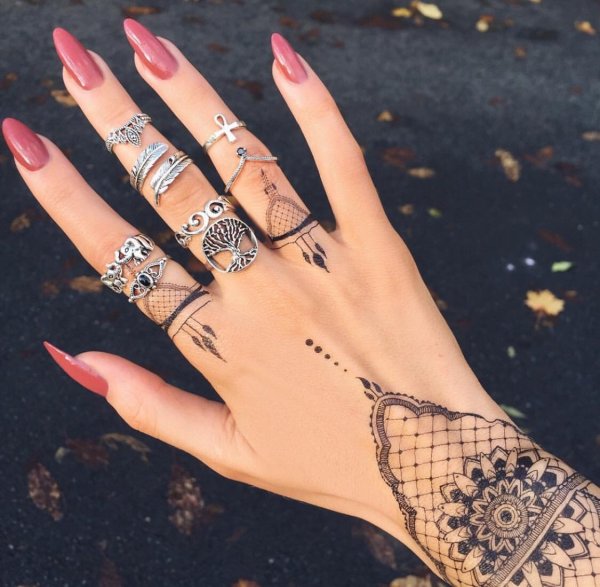 Кольцо хной на пальце